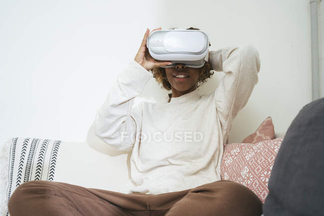 Молодая женщина дома в VR очках — стоковое фото