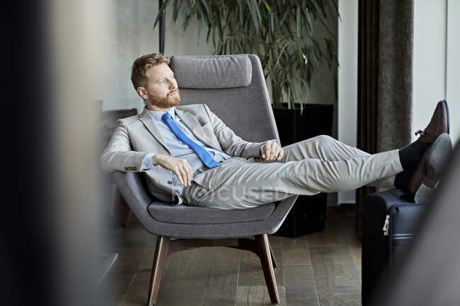 Homme d'affaires relaxant dans le hall de l'hôtel — Photo de stock
