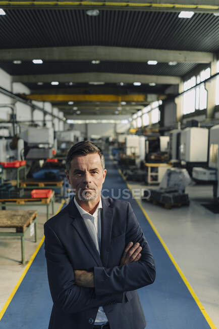 Portrait d'un homme d'affaires confiant dans une usine — Photo de stock