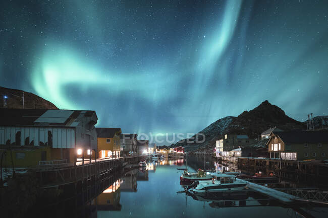 Noruega, archipiélago de Vesteralen, isla de Langoya, Nyksund, auroras boreales sobre pueblo pesquero - foto de stock
