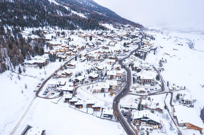 Itália, Província de Sondrio, Livigno, Vista aérea da cidade coberta de neve em Alpes italianos — Fotografia de Stock