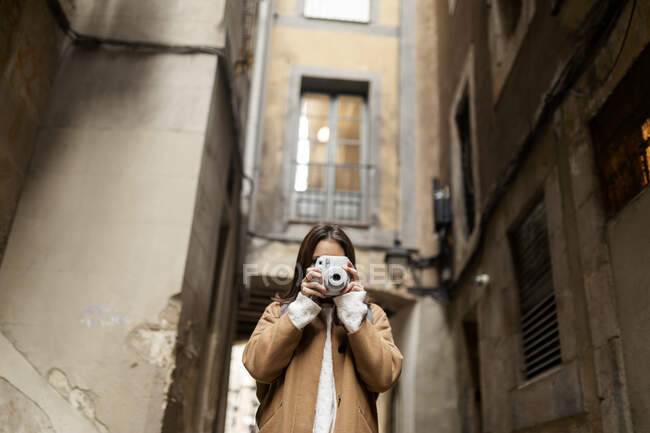 Молодая женщина фотографирует в городе, Барселоне, Испания — стоковое фото