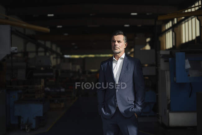 Портрет бизнесмена на заводе — стоковое фото