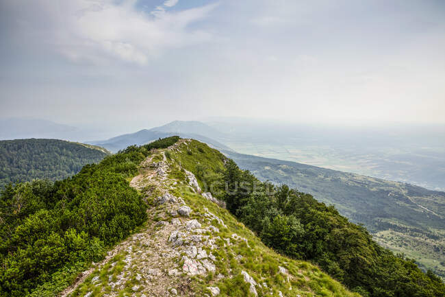 Vue de la montagne Vojak sur le parc naturel d'Ucka, Istrie, Croatie — Photo de stock