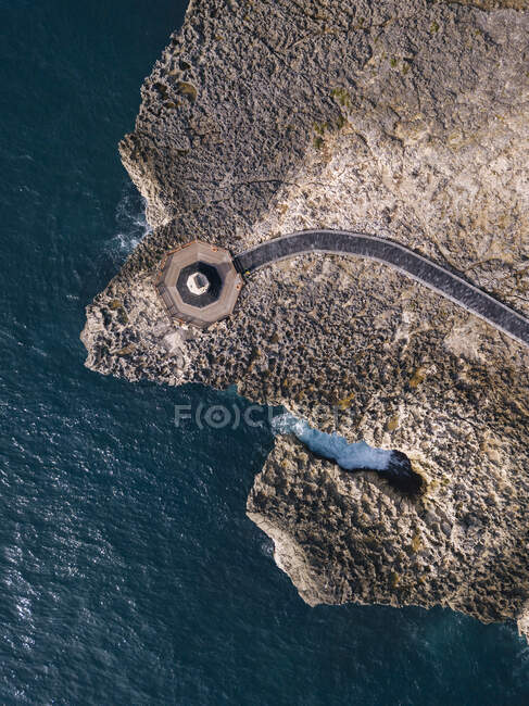Indonesia, Bali, Nusa Dua, Vista aérea del camino en la costa del océano - foto de stock