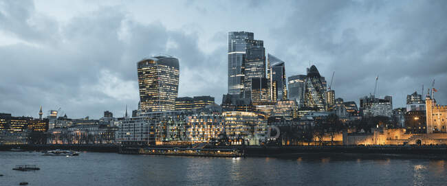 UK, England, London, Panorama of River Thames and downtown skyscrapers at dusk — Stock Photo