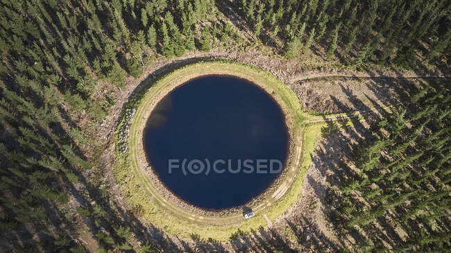 Südafrika, Swellendam-Gebiet, Luftaufnahme eines weißen Geländewagens in Teichnähe — Stockfoto