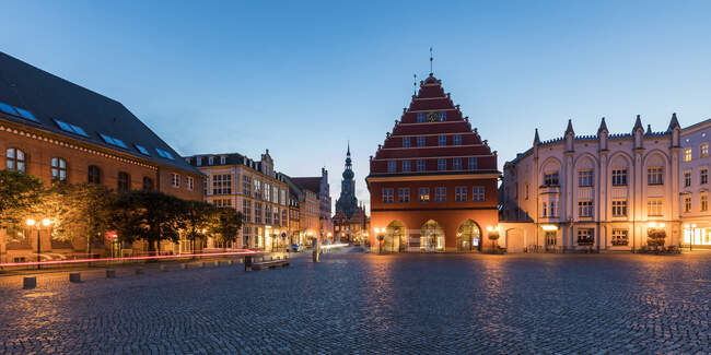 Germany, Mecklenburg-Western Pomerania, Greifswald, Illuminated market square at dusk — Stock Photo