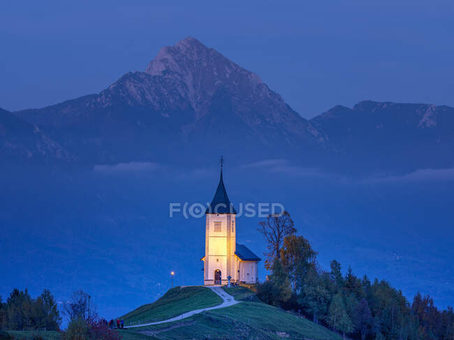 Slovénie, Eglise de St Primoz près de Jamnik au crépuscule — Photo de stock