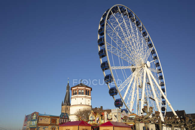 Allemagne, Rhénanie-du-Nord-Westphalie, Düsseldorf, Vue en angle bas de la grande roue contre un ciel bleu clair — Photo de stock