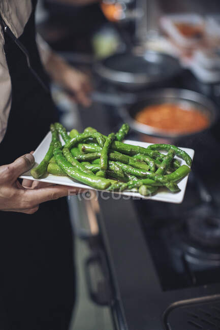 Assiette de chef avec asperges vertes dans la cuisine du restaurant — Photo de stock