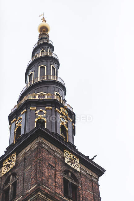 Дания, Копенгаген, Низкий угол обзора шпиля церкви Спасителя нашего — стоковое фото