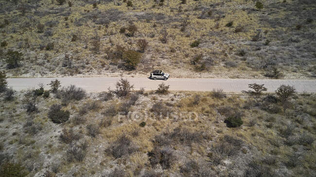 Повітряний вид на джип, який їде по сухому шляху (Дамаранд, Намібія). — стокове фото