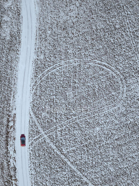Russia, Oblast 'di Mosca, Veduta aerea della guida in auto lungo i campi innevati della strada di campagna — Foto stock