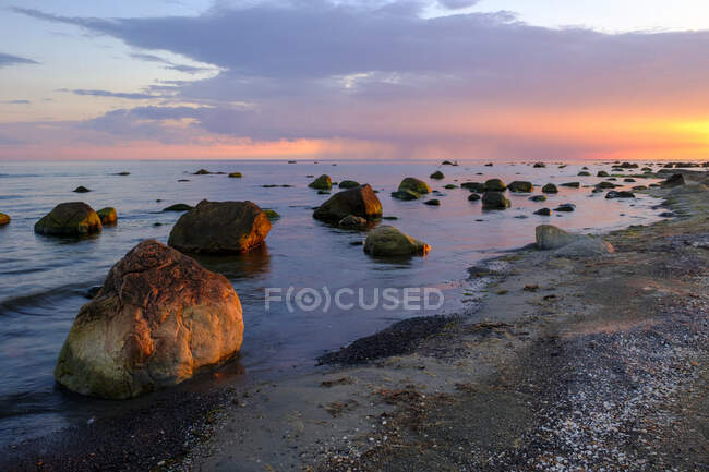 Закат на побережье, Каттегат, заповедник Сардал, Халланд, Швеция — стоковое фото