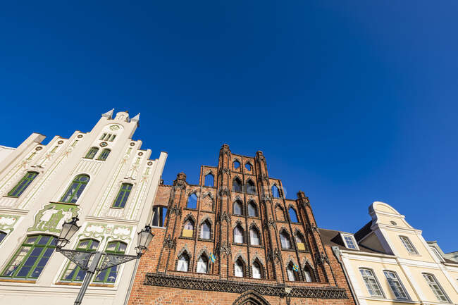 Alemania, Mecklemburgo-Pomerania Occidental, Wismar, Hanseatic City, Vista de ángulo bajo de fachadas de casas adosadas en la Plaza del Mercado - foto de stock