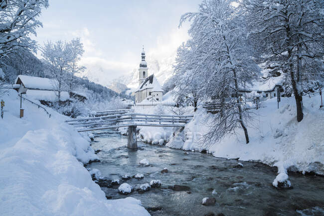 Alemania, Baviera, Ramsau bei Berchtesgaden, Iglesia de San Sebastián en la nieve profunda - foto de stock