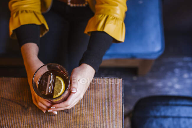 Жіночі руки тримають келих з охолодженим напоєм — стокове фото