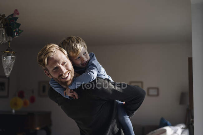 Glücklicher Vater trägt Sohn huckepack nach Hause — Stockfoto
