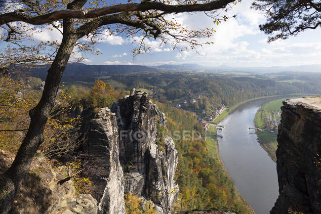 Allemagne, Saxe, Rathen, Vue panoramique de la vallée de l'Elbe en automne vue de la formation rocheuse Bastei — Photo de stock