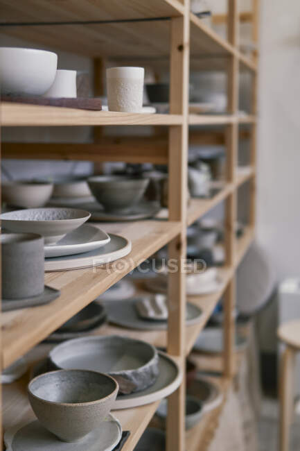 Assortimento di prodotti a scaffale in una ceramica — Foto stock
