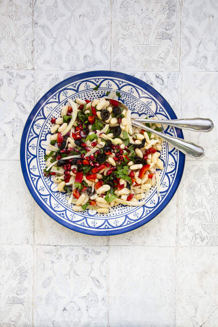 Salada de feijão oriental em prato — Fotografia de Stock