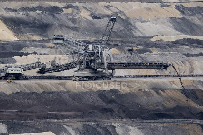 Germany, North Rhine-Westphalia,Inden, Bucket-wheel excavator working in open-pit mine — Stock Photo