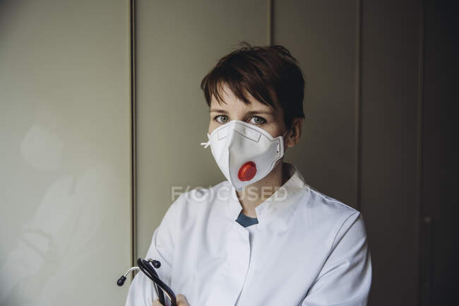 Portrait of female doctor, wearing protective mask — Stock Photo