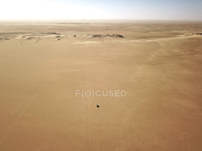 Mauritania, Parque Nacional Banc dArguin, Vista aérea del automóvil todoterreno conduciendo por el desierto - foto de stock