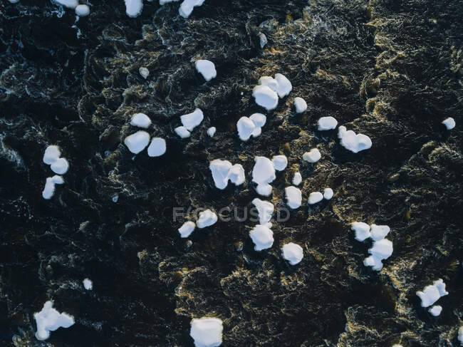 Россия, Ленинградская область, Тихвин, Воздушный вид на реку Тихвинка с ледяными полями зимой — стоковое фото