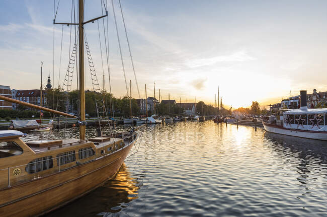 Alemanha, Mecklemburgo-Pomerânia Ocidental, Greifswald, Navios à vela atracados no porto ao pôr-do-sol — Fotografia de Stock