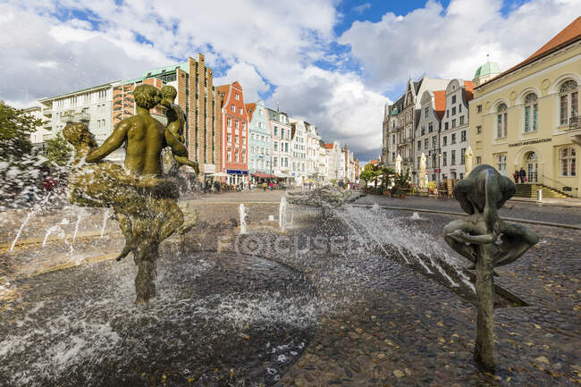 Germany, Mecklenburg-West Pomerania, Rostock, Hanseatic City, University square, Fountain of zest for life (Brunnen der Lebensfreude) — Stock Photo