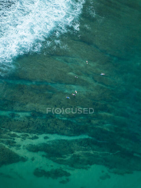 Indonesia, Sumbawa, Veduta aerea del gruppo di surfisti — Foto stock