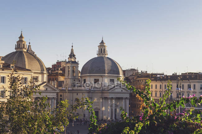 Italia, Roma, Cielo limpido su Santa MariadeiMiracoliand Santa Maria inMontesantochurches — Foto stock