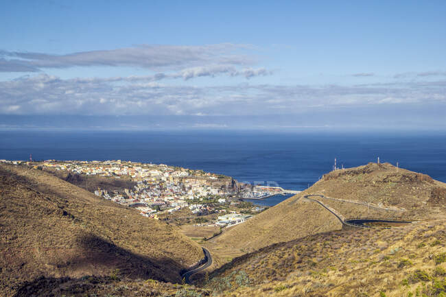 Вид на Сан-Себастьян-де-ла-Гомера, з Тенерифа на тлі, Канарські острови, Іспанія — стокове фото