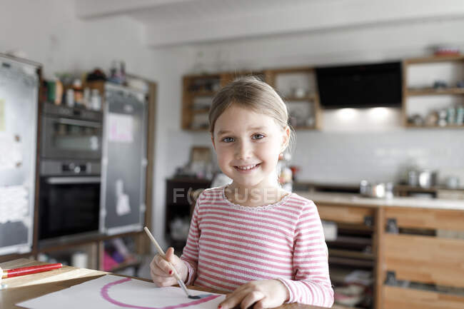 Retrato de niña pintando en casa - foto de stock