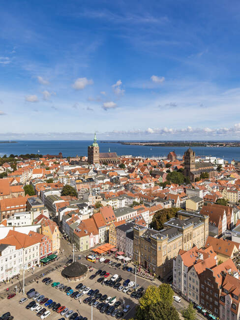 Alemanha, Mecklemburgo-Pomerânia Ocidental, Stralsund, Vista de alto ângulo da cidade costeira — Fotografia de Stock