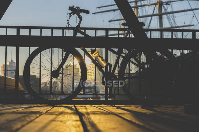 Germany, Hamburg, Bicycle on Landungsbrucken in morning light — Stock Photo