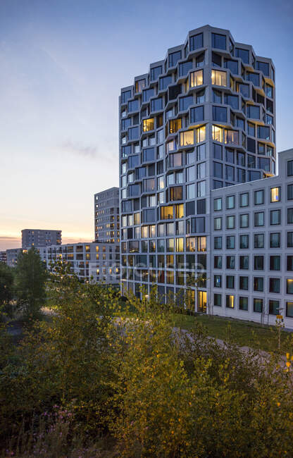 Moderno edificio residencial de gran altura por la noche, Munich, Alemania - foto de stock