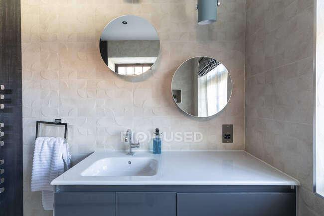 Interno di un bagno in una proprietà di lusso, specchi sul lavandino, Londra, Regno Unito — Foto stock