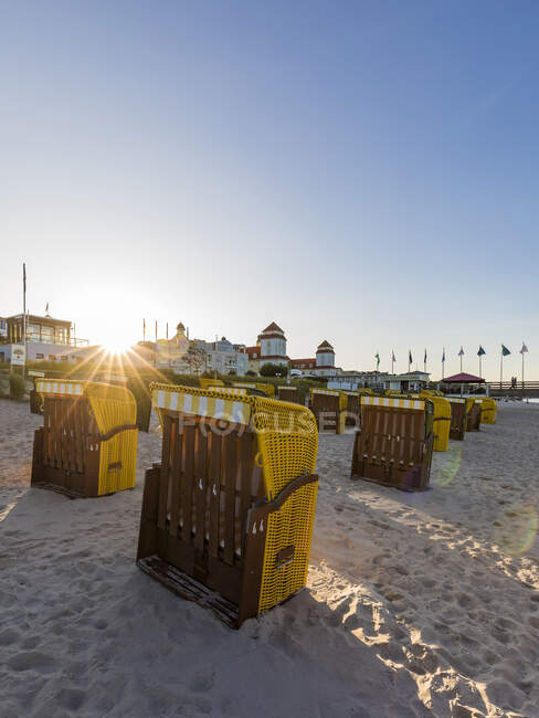 Alemanha, Mecklemburgo-Pomerânia Ocidental, Rugen Island, Binz, Ostseebad, cadeiras de praia de vime na praia ao pôr do sol — Fotografia de Stock