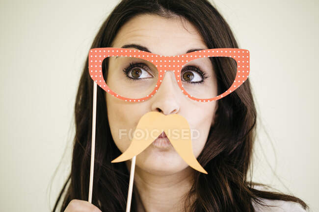 Portrait de jeune femme avec lunettes comiques et fausse moustache — Photo de stock