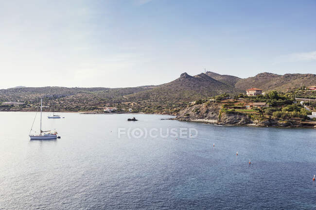 Voiliers sur la côte du Cap Sounion, Attika, Grèce — Photo de stock
