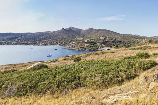 Voiliers sur la côte du Cap Sounion, Attika, Grèce — Photo de stock
