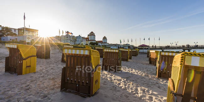 Германия, Западная Померания, остров Руген, Бад, Озибад, пляжные шезлонги на пляже на закате — стоковое фото