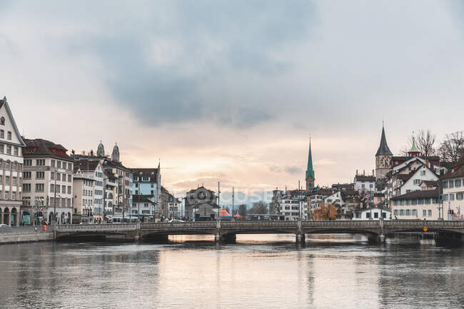 Suiza, Zurich, Ciudad con el río Limmat, casas en la orilla del río y  campanarios en el fondo — Casa de ciudad, transporte - Stock Photo |  #470151550