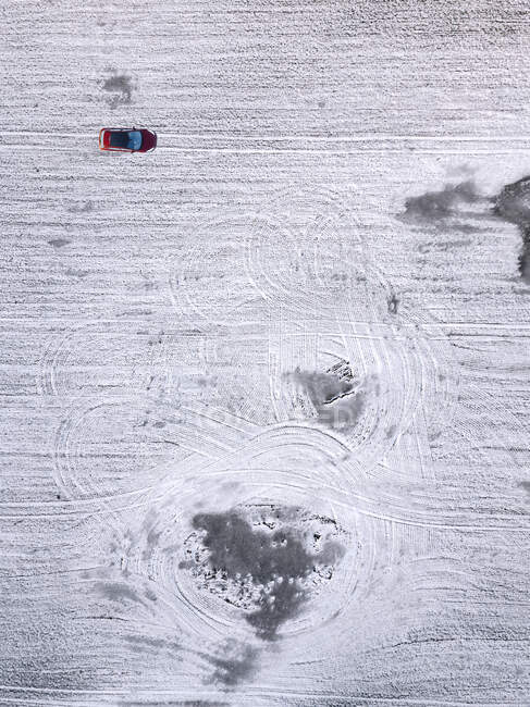 Rússia, Oblast de Moscou, Vista aérea do carro dirigindo no campo coberto de neve — Fotografia de Stock