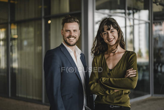 Portrait d'homme d'affaires souriant et femme d'affaires occasionnelle à l'extérieur — Photo de stock