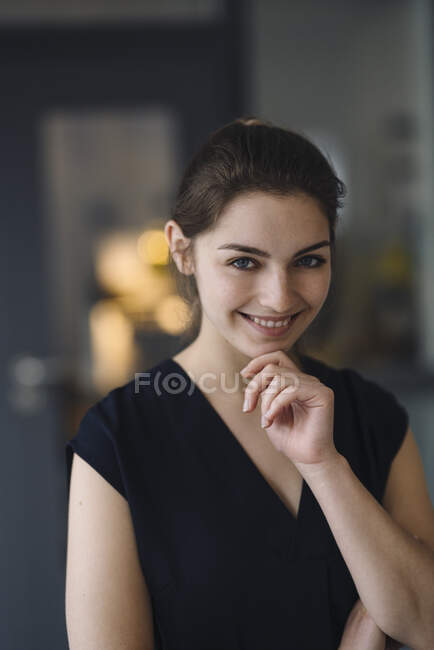 Porträt einer glücklichen jungen Frau — Stockfoto