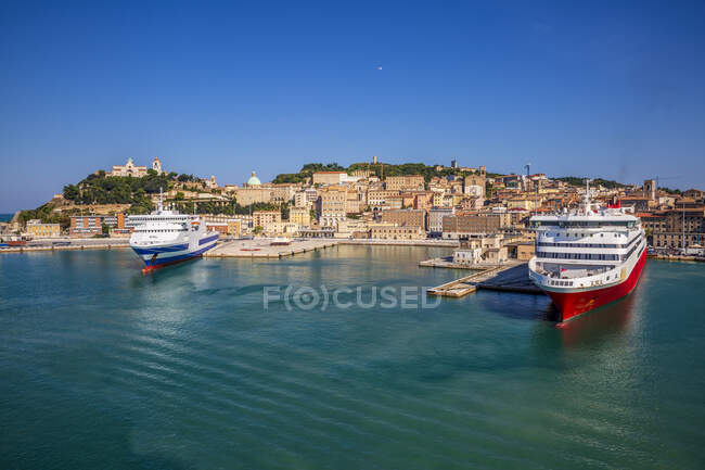 Italie, Province d'Ancône, Ancône, Bateaux de croisière amarrés dans le port de la ville côtière — Photo de stock